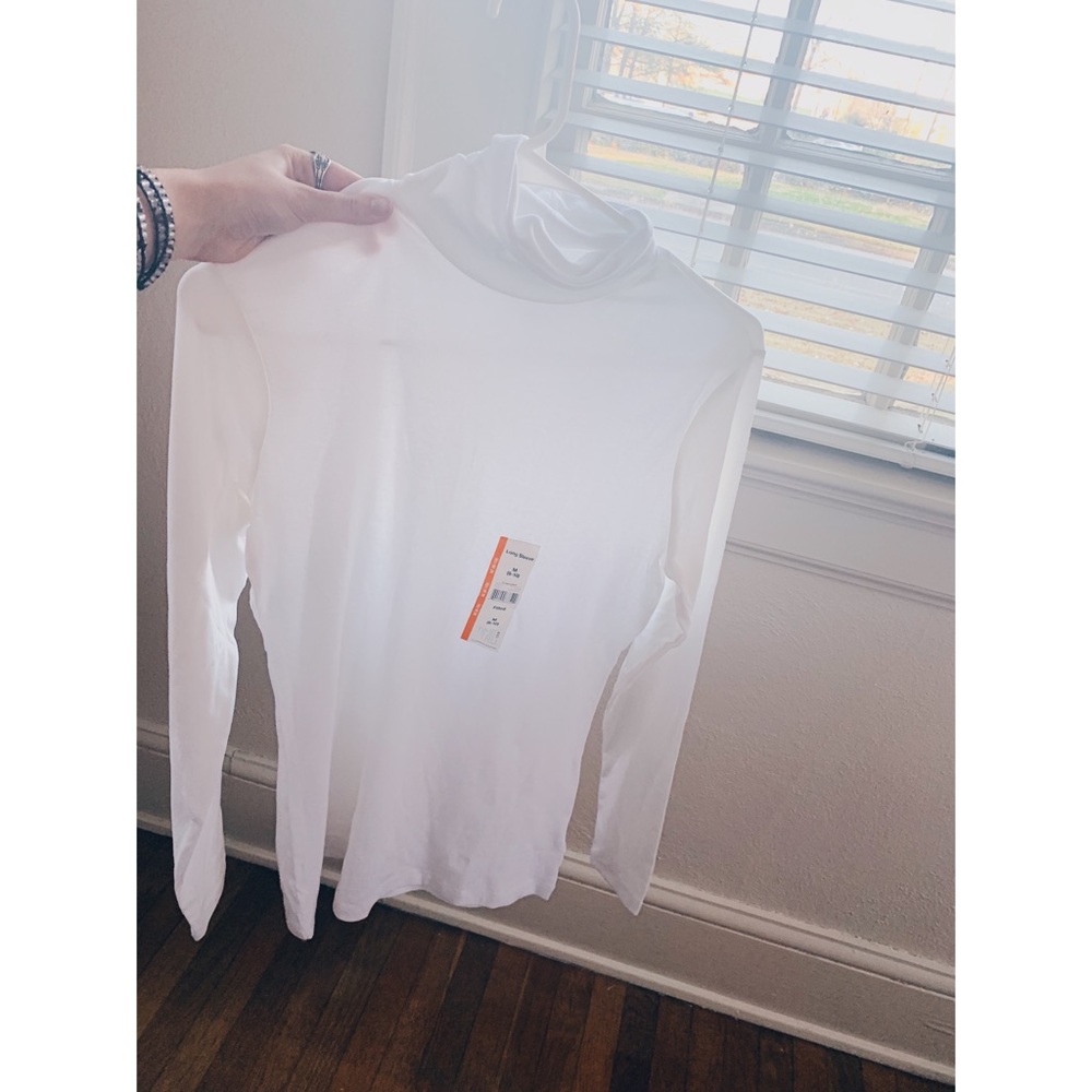 PLAIN WHITE TURTLE NECK // TAGS INTACT // SIZE L